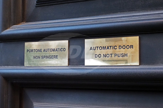 Placa grabada puerta automática